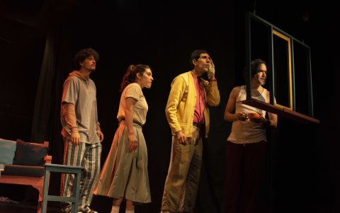 Los personajes vislumbran desde el apartamento la extraña crisis que empieza a generarse en el exterior.