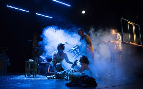 Los siete actores interpretan a un grupo de amigos, que viven una serie de conflictos internos.