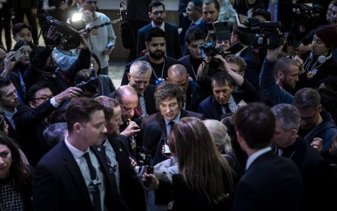 El presidente de Argentina, Javier Milei (centro), habla con los medios de comunicación después de dirigirse a un panel durante la 55ª reunión anual del Foro Económico Mundial (FEM) en Davos.