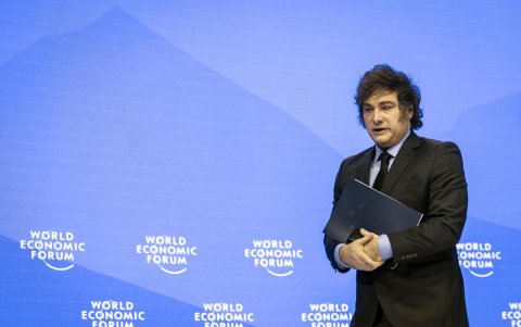 El presidente de Argentina, Javier Milei, asiste a una mesa redonda en la 55ª reunión anual del Foro Económico Mundial (FEM), en Davos, Suiza, el 23 de enero de 2025.