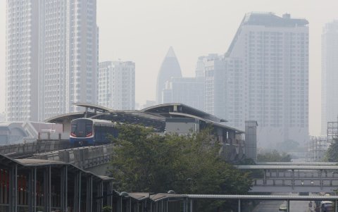 Los edificios de gran altura están envueltos en la contaminación del aire por partículas finas en Bangkok, Tailandia, el 23 de enero de 2025.