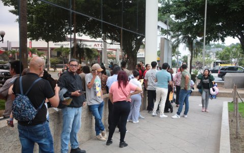 Desde temprano, las personas hacen fila con la esperanza de que les 'ayuden' con un cupo.