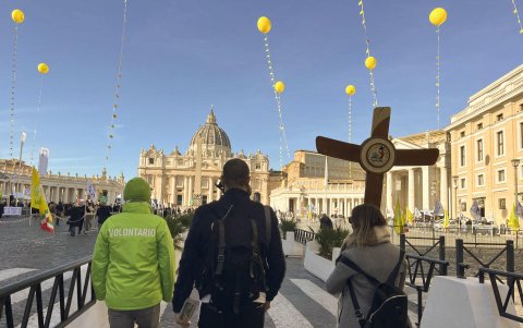 Otro grupo de peregrinos que llegan a la plaza de San Pedro en el Vaticano acompañados de uno de los voluntarios del Dicasterio para la Evangelización.