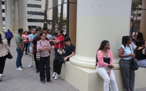 Algunos, ya resignados, se quedan sentados afuera a esperas de una solución.