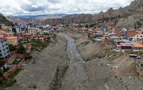 Esta vista aérea muestra un deslizamiento de tierra en el barrio Irpavi II en La Paz el 7 de enero de 2025.