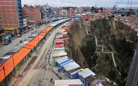 Se ve un mercado construido al borde de un acantilado en el área de La Ceja de la ciudad de El Alto, Bolivia, el 9 de diciembre de 2024.
