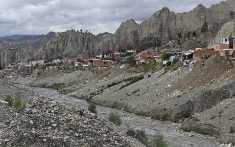 El río Irpavi se ve en el barrio Irpavi II en La Paz el 7 de enero de 2025.