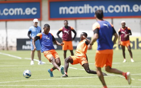 Carlos Gruezo (i) entrenó a finales del año pasado con los albos y está cerca de unirse al equipo.