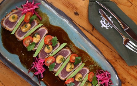 Kokkotaki. Lomo de atún en salsa de encocado costeño y encostrado en quinoas andinas, trabajado con la técnica japonesa del Tataki.