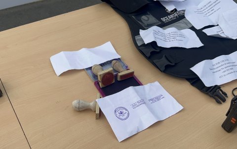 Panfletos extorsivos también fueron hallados.