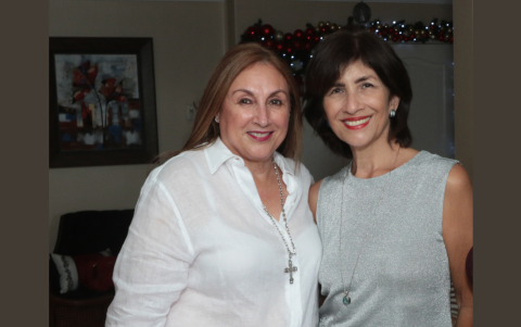 Mariuxi de Calderón y Juanita de Reyes.