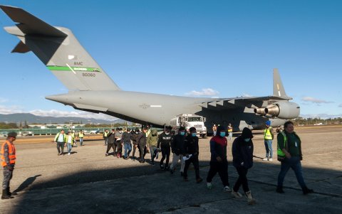 La imagen publicada por el Instituto Guatemalteco de Migración muestra a migrantes descendiendo de un avión militar estadounidense después de ser deportados.