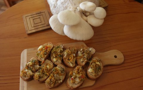 Preparación. El escabeche se acompaña con pan de masa madre y queso.