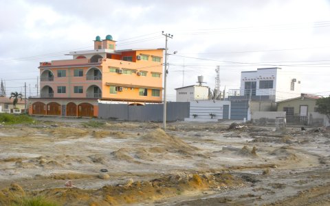 La Milina. Así han permanecido las calles por décadas. Hay trabas evidentes para circular.