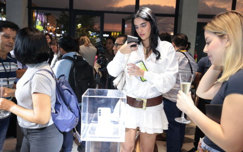 Carla Bruno fotografía uno de los celulares expuestos.