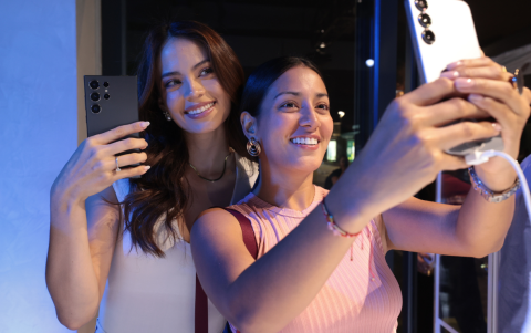 Nicole de Carrera y Nathaly Álava.