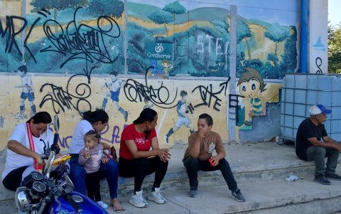 Desplazados por la violencia en el Catatumbo esperan ayuda en el Coliseo Argelino Durán Quintero este 22 de enero de 2025, en Ocaña (Colombia).