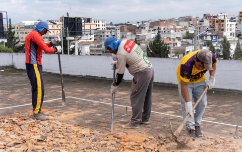 Una de las mejoras que se realizan es en el techo del Terminal Terrestre.