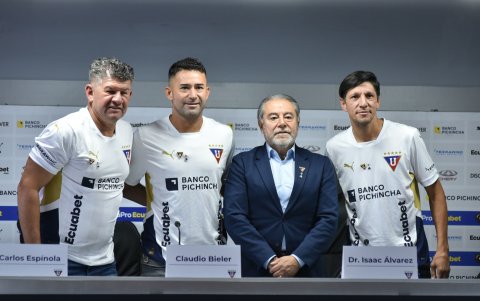 Los exjugadores Carlos Espínola (i), Claudio Bieler y Enrique Vera (d) junto a Isaac Álvarez, presidente de Liga de Quito.
