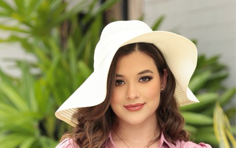 Con su hijo en brazos.