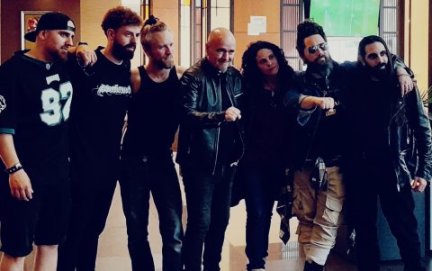 El grupo español Avalanch antes de su rueda de prensa en Guayaquil, con parte de su staff y acompañantes.