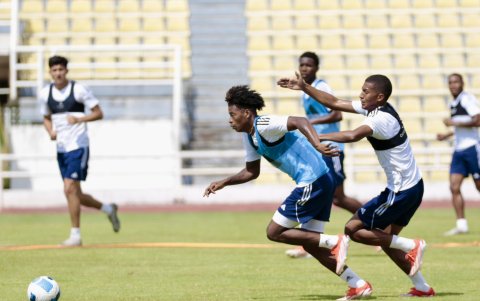 Emelec en el partido amistoso ante Manta en el estadio Reales Tamarindos.