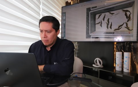 En la pantalla de la pared se muestra la imagen de los camarones que la IA mide y pesa.