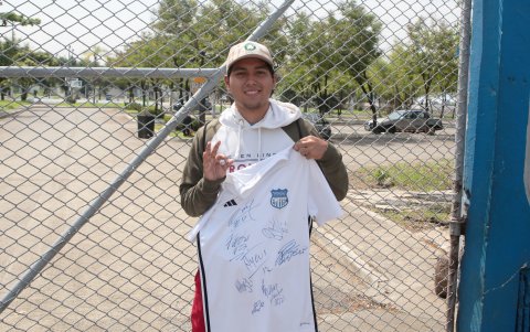 La camiseta de Benavides cuenta con más de 20 firmas de futbolistas eléctricos.