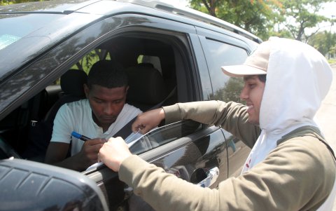 Diogo Bagüí (izq.), defensor de Emelec, firma la camiseta de un emocionado Alex.