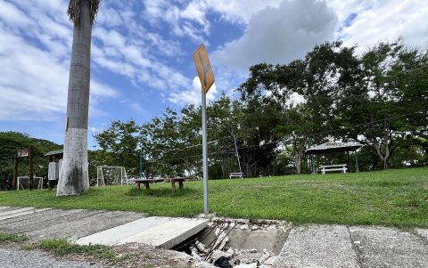 Peligro. La acera del área infantil está destruida; en el arco de vóley solo se observa restos de la malla; los juegos están en malas condiciones.
