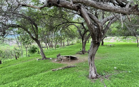 Daños. La mesa del área de picnic, que está a la entrada del parque, está caída.