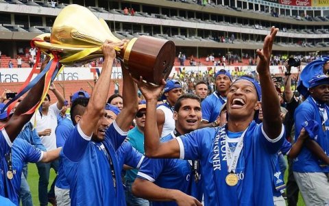 El defensor John Narváez (d) fue tricampeón de Ecuador con la camiseta de Emelec.