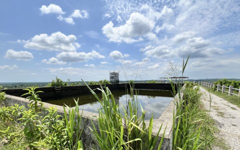 Descuidado. En el mirador del parque Lago se observa una piscina, donde hay agua empozada y verdosa y con basura en su interior.