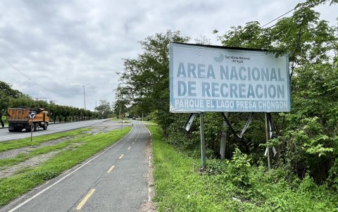 Señalética. El letrero que está fuera de las instalaciones del parque Lago está deteriorado; la estructura está oxidada y sus partes se están desprendiendo.