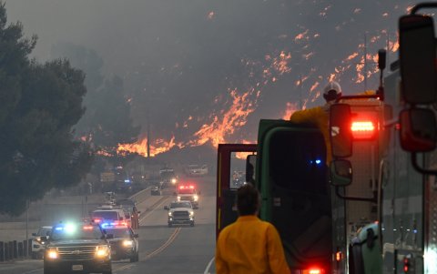 Los bomberos observan cómo las llamas del incendio Hughes queman la ladera de Castaic, un vecindario en el noroeste del condado de Los Ángeles, California, el 22 de enero de 2025.