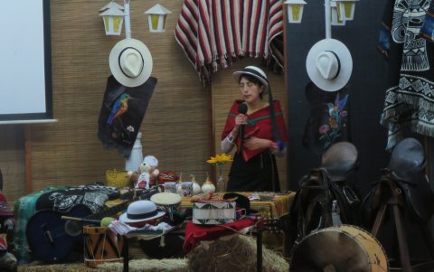 Los productos y trajes que se usarán en el carnaval de Chimborazo se exhibieron.