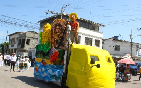 Tradiciones. Los carros alegóricos pusieron color al recorrido con representaciones de momentos de la cultura peninsular.