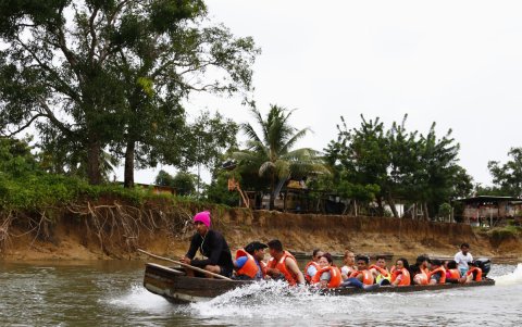 Fotografía de archivo de migrantes transportándose en una lancha.