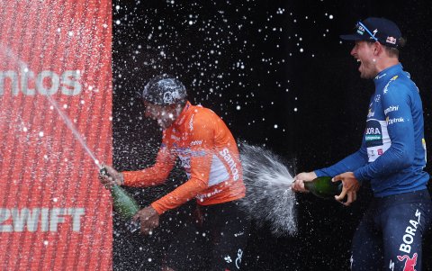 El festejo del Lagarto en el podio de la competencia asutraliana.