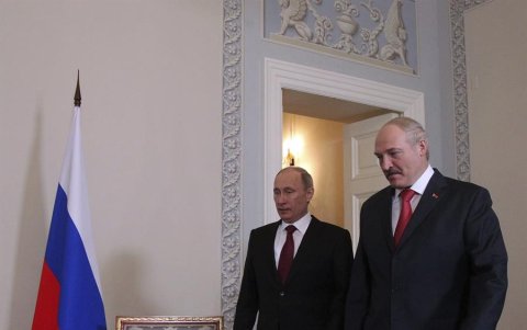 Imagen de archivo de los presidentes ruso, Vladimir Putin, y bielorruso, Alexander Lukashenko.