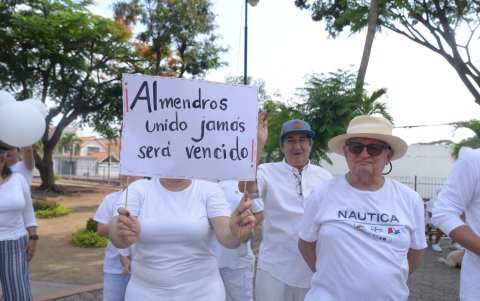 Ciudadanos llevaron carteles y globos a la marcha.