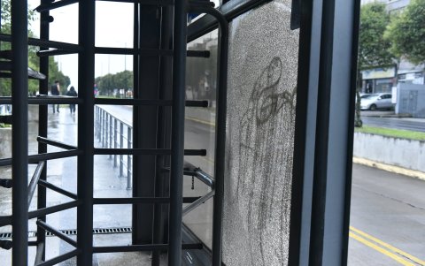 Vidrios rotos y grafittis son visibles en prácticamente todas las paradas del sistema.