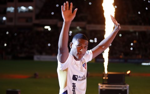 Carlos Gruezo fue la sorpresa de la Noche Blanca. El volante formó parte de la presentación del plantel de Liga de Quito.