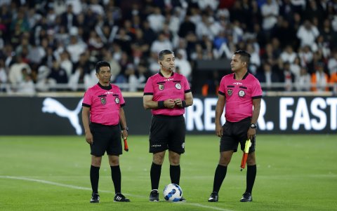 Byron Moreno (c) dirigió el amistoso entre la Liga de Quito y Alianza Lima.