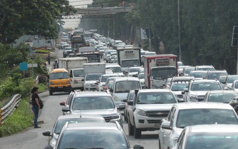 Este tipo de congestionamiento es el que experimentan a diario los habitantes de vía a la costa.
