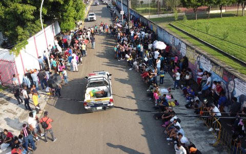 Migrantes hacen fila en una estación migratoria este viernes, en el municipio de Tapachula en el estado de Chiapas (México).
