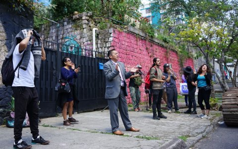Jóvenes se convocaron en los exteriores de la casa para apoyar a quienes la habitan.