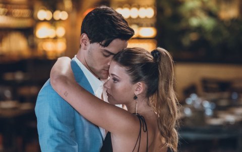 Los protagonistas viven una historia de amor llena de obstáculos.