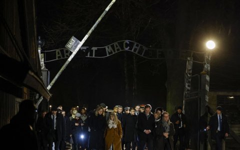 El presidente francés, Emmanuel Macron, pasa por la puerta con las letras en alemán 
