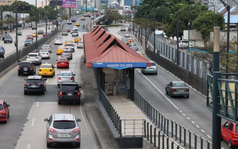 Avenida. Los trabajos continúan en la parada.